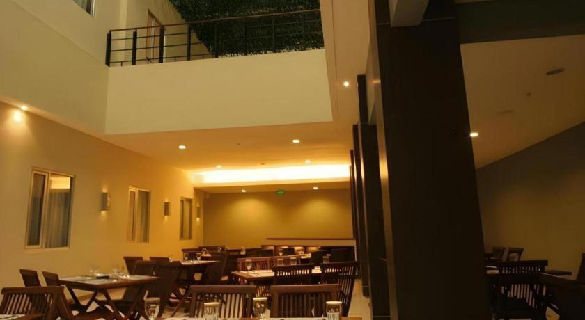 โรงแรมมาร์ลิน เปอกาโลงัน ภายนอก รูปภาพ
